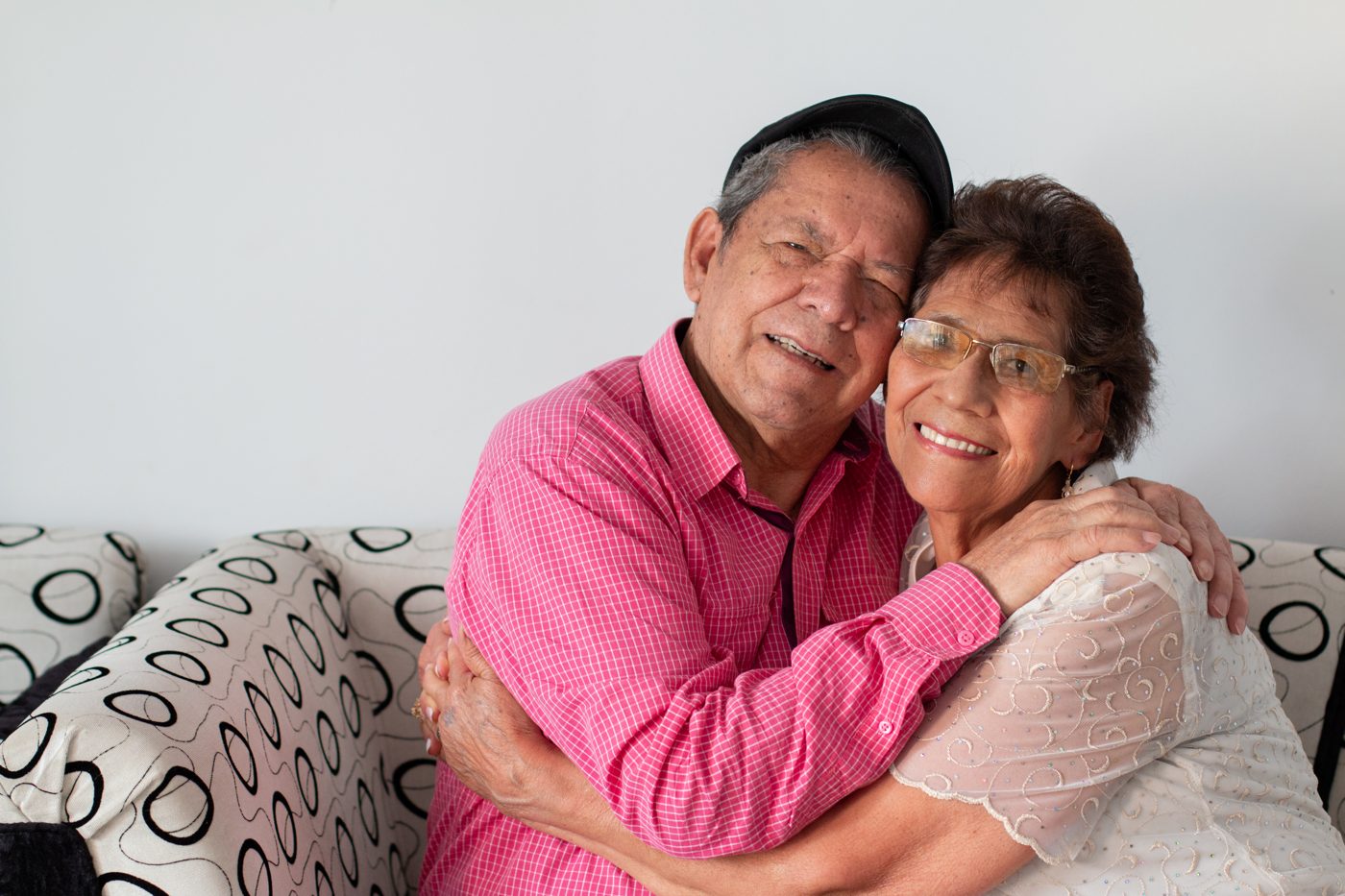 Pareja mayor abrazándose en casa