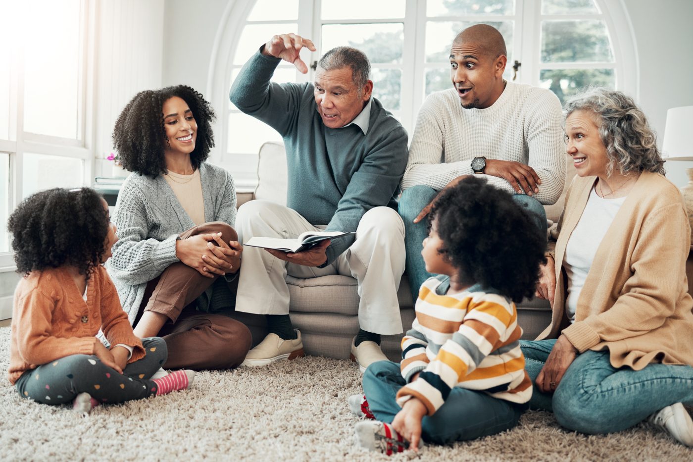 Familia de varias generaciones leyendo juntos