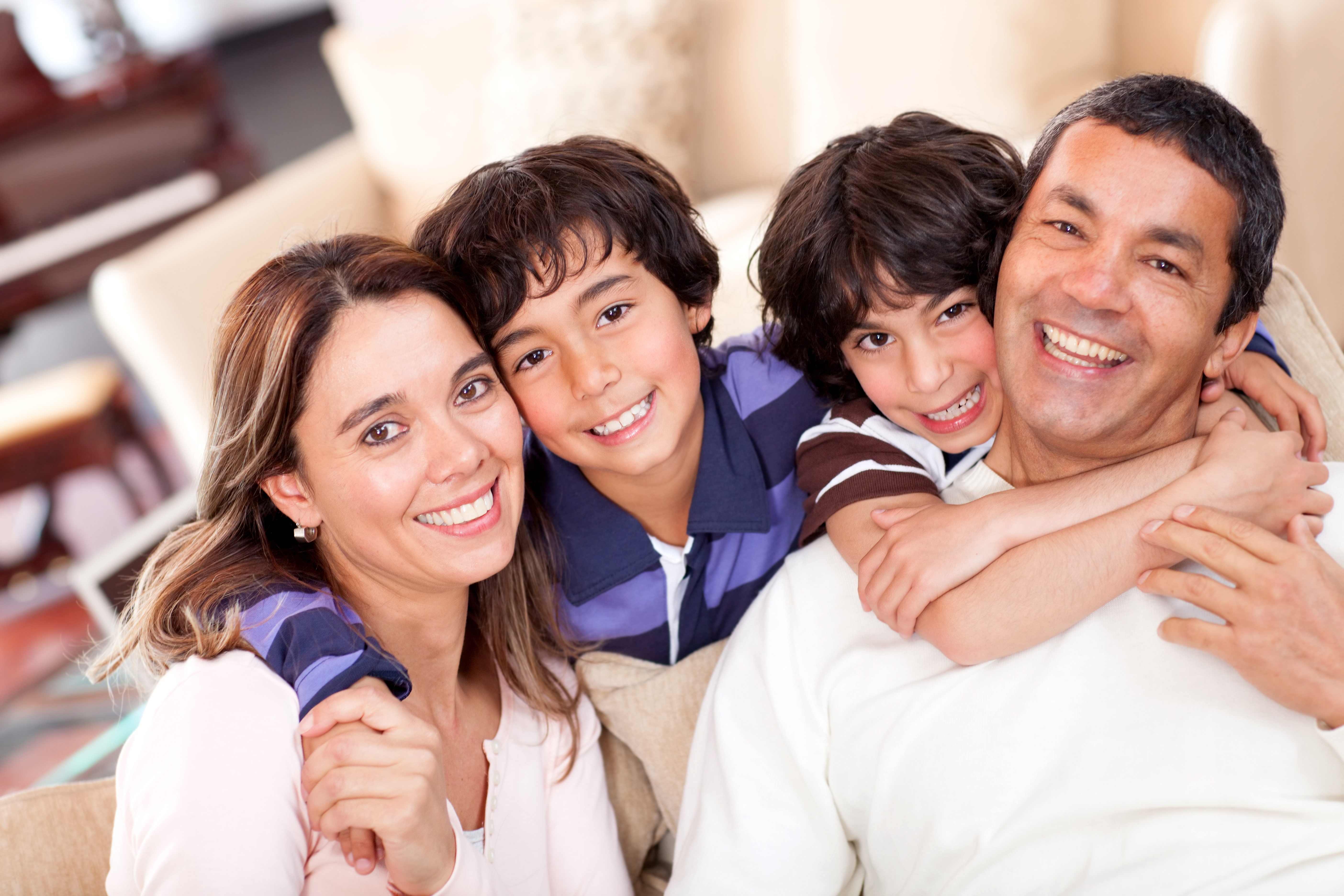 Una familia sonriendo junta en casa