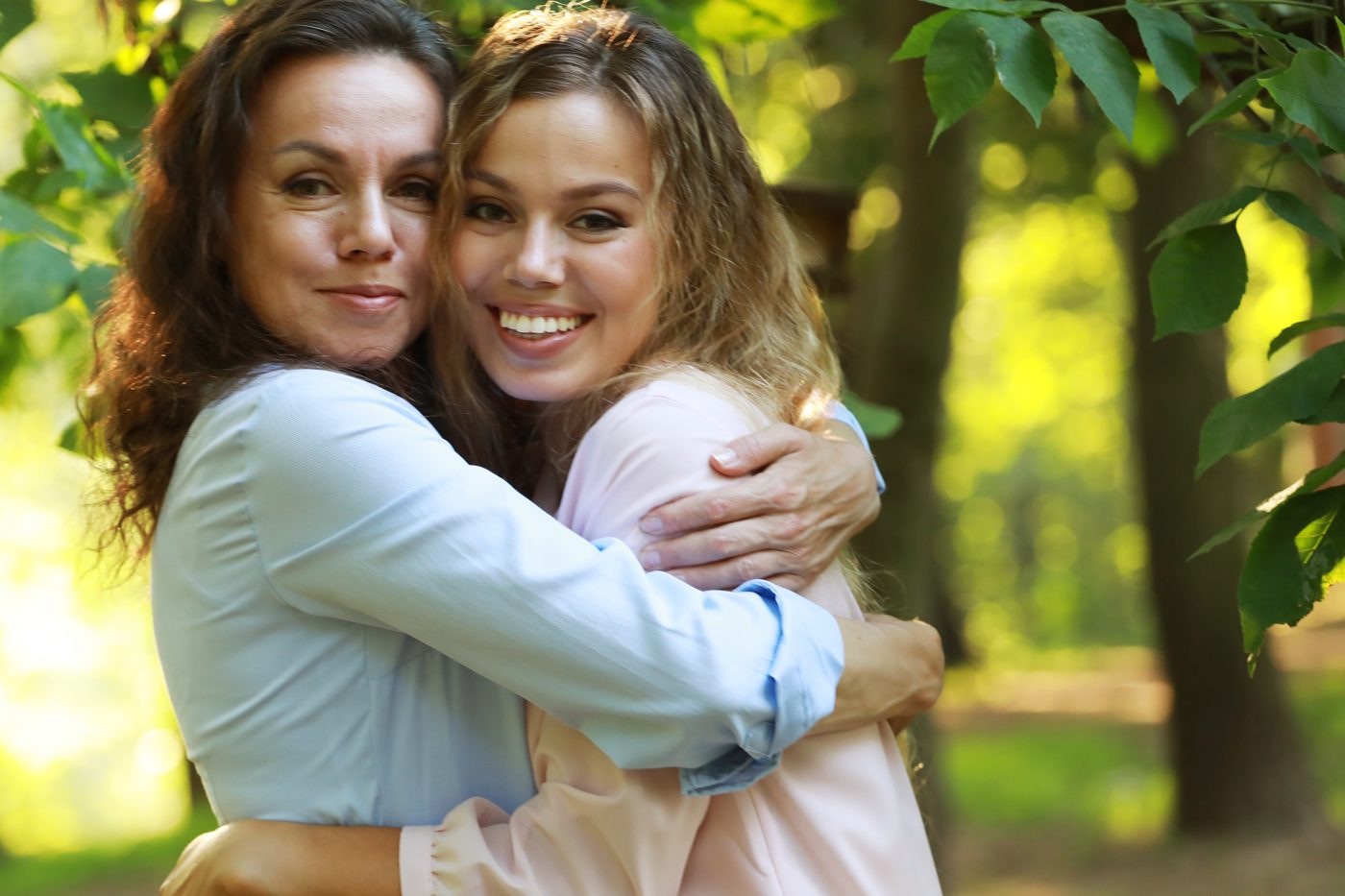 Madre e hija adulta abrazándose